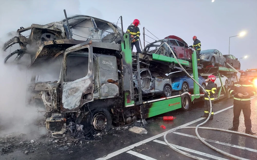 TIR-ul încărcat cu mașini a luat foc pe DEx 12 FOTO: martor 