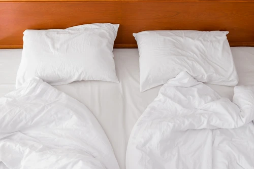 Este metoda scandinavă de dormit în cuplu cea care ți-ar putea salva relația?