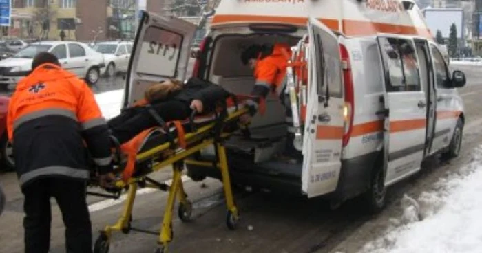 Patru persoane au ajuns ieri la spital, după ce au căzut pe gheaţă (foto arhiva)