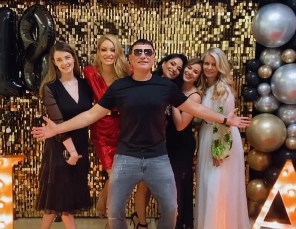 
    Cristi Borcea, alături de Valentina Pelinel și de invitațifoto: Facebook  