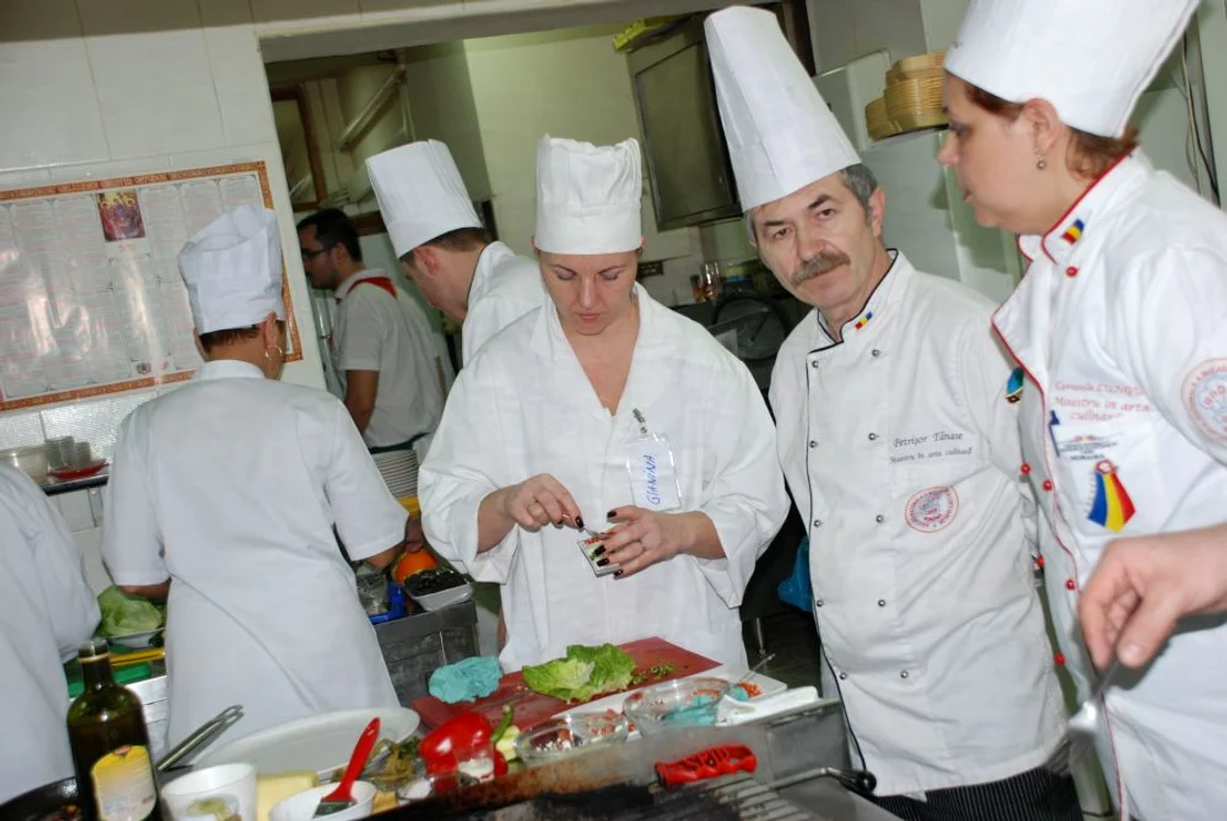 Maestrul Petrişor Tănase, alături de bucătarii prezenţi la cursul de la Brăila