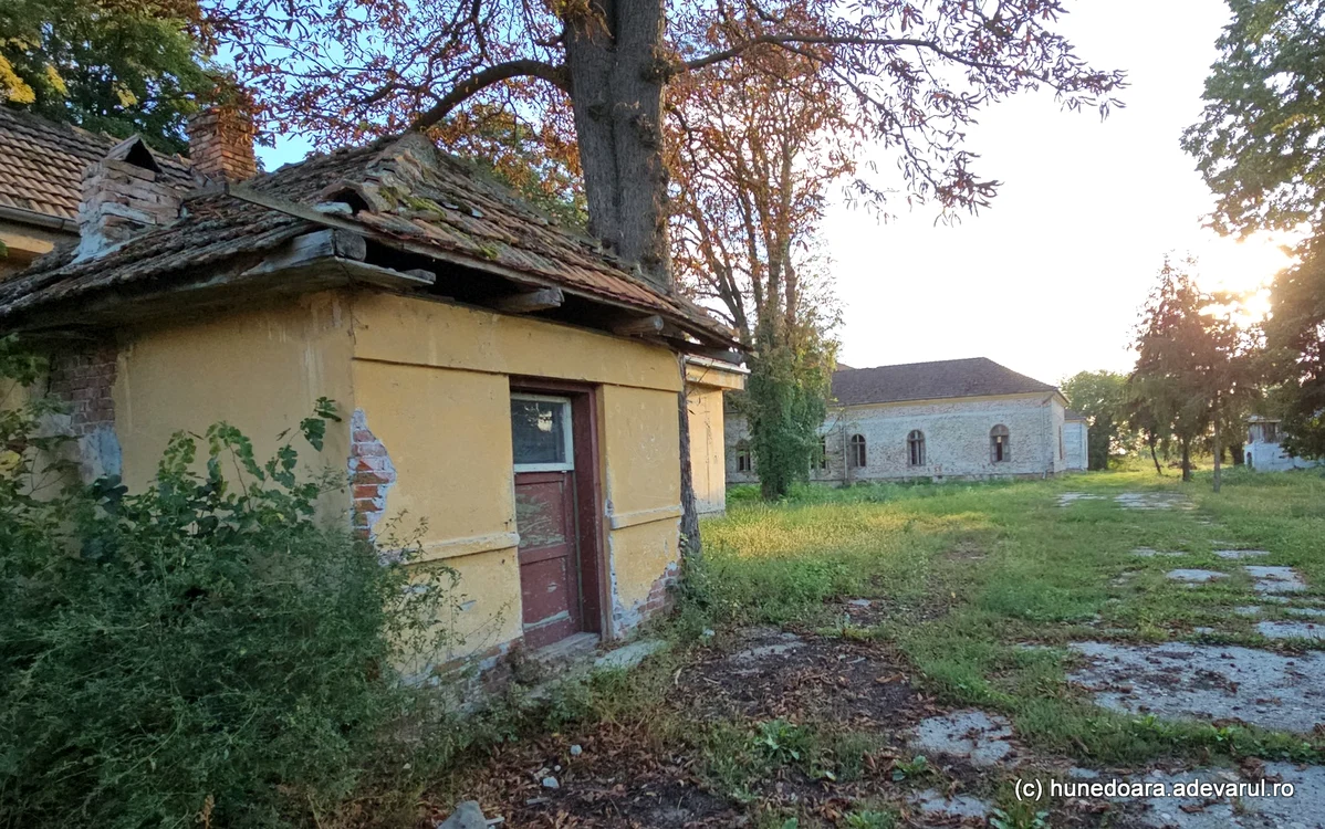 Intrarea în curtea castelului Bornemisza. Foto: Daniel Guță