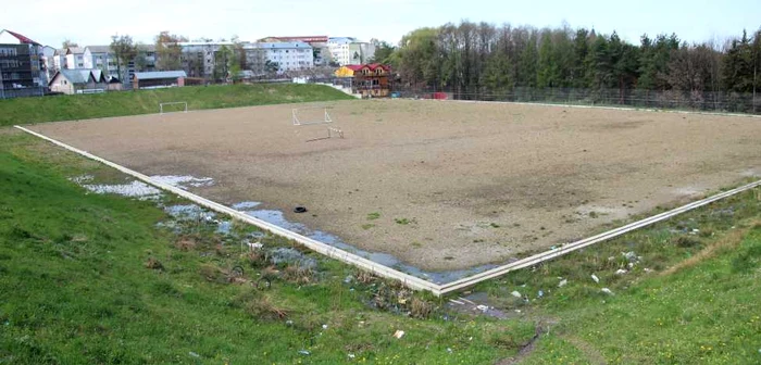 Mizerie pe terenul de sport al LPS Suceava