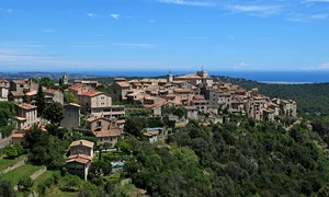 Vue du village de Tourrettes sur Loup depuis la route des Quenières JPG