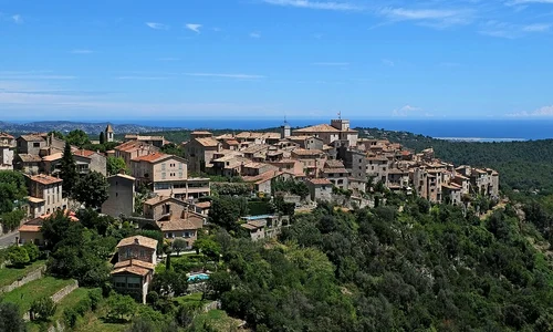 Vue du village de Tourrettes sur Loup depuis la route des Quenières JPG