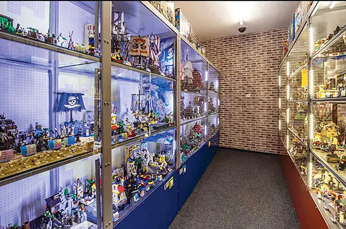 Milos Krerek  are 6.005  seturi LEGO. SURSĂ FOTO: GUINNESS WORLD RECORDS