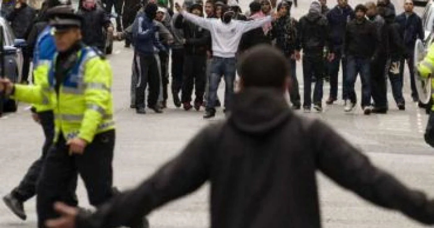 O manifestaţie împotriva islamismului radical s-a transformat în luptă de stradă la Birmingham