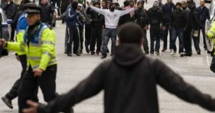 O manifestaţie împotriva islamismului radical s-a transformat în luptă de stradă la Birmingham