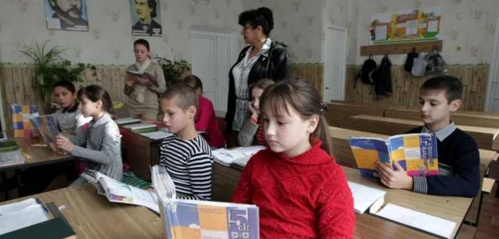 În manualele de limba română, litera â se regăseşte doar pe copertă FOTO Tudor Iovu