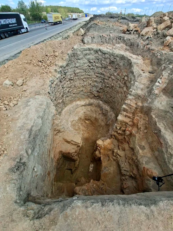 Cuptor roman pentru producerea varului, descoperit în Ungaria (© Szent István Király Múzeum)