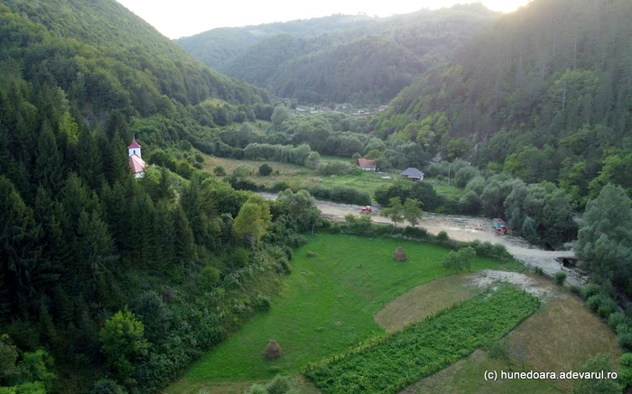 Valea Runcului se lărgește la intrarea în Runcu Mare. Foto: Daniel Guță. ADEVĂRUL