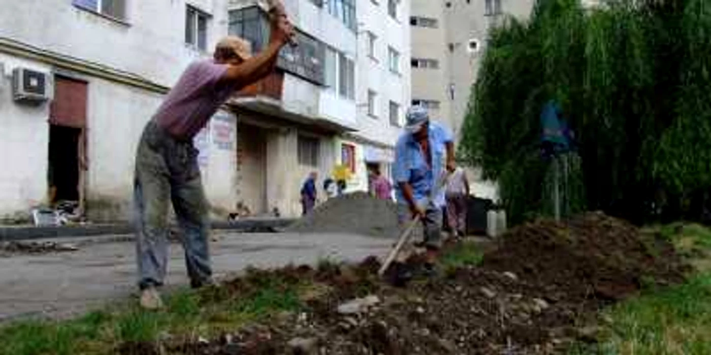 Târgovişte: Muncitorii Primăriei au început lucrul la noua parcare din zona centrală