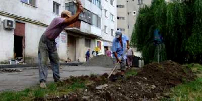 Târgovişte: Muncitorii Primăriei au început lucrul la noua parcare din zona centrală