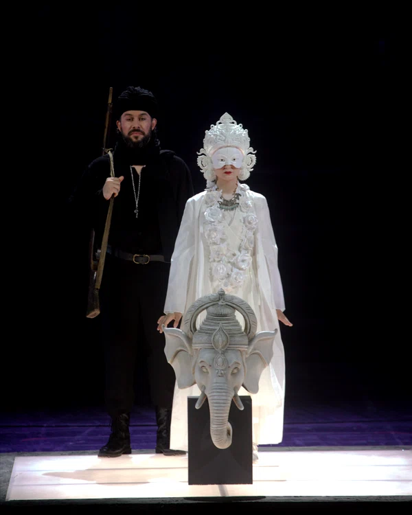 Leonard Bernad, Monica Luca și idolul Ganesha. Foto Andrei Grigore