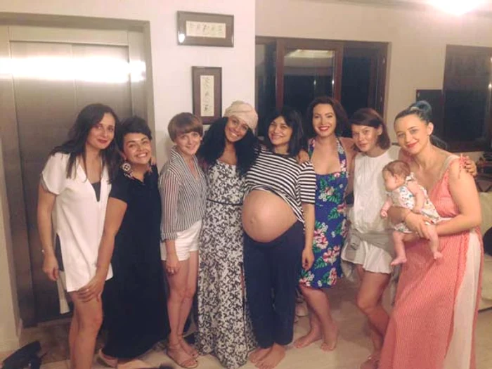 Aylin este înconjurată de toţi prietenii 