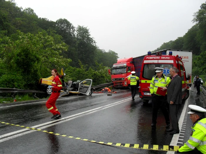 Dopi oameni au murit în urma unei coliziuni dintre un tir şi o maşină în judeţul Sibiu FOTO: Ramona Găină