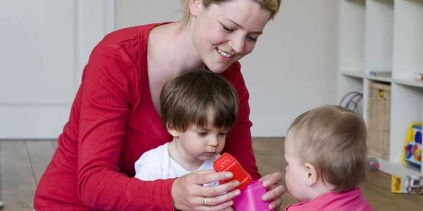 Prahovencele se pot specializa gratuit ca baby-sitter