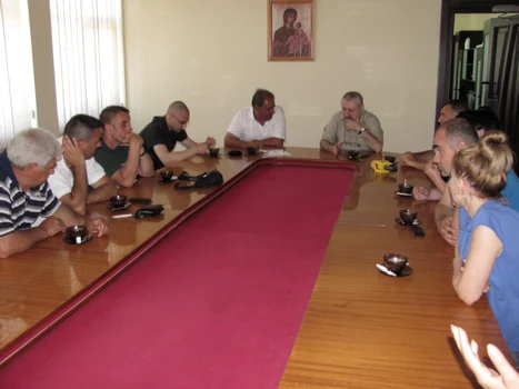 Locatarii apartamentelor distruse s-au întâlnit cu autorităţile FOTO