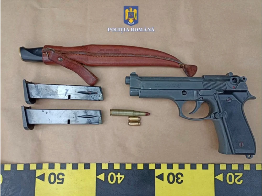 Arma și muniția au fost confiscate FOTO Poliția Neamț