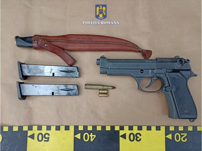 Arma și muniția au fost confiscate FOTO Poliția Neamț