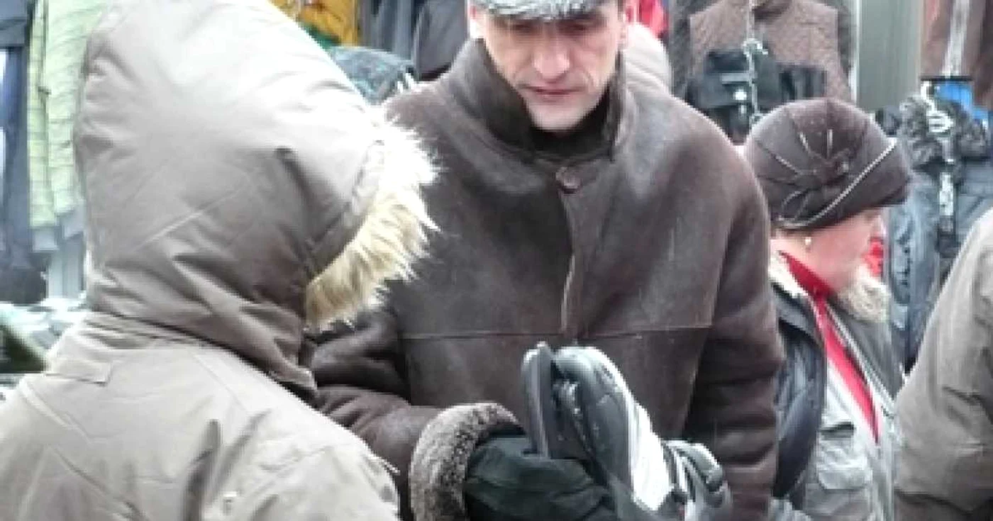 Un sucevean analizează o pereche de patine în Bazar