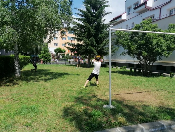 Trei frati in sistemul de protecţie. FOTO