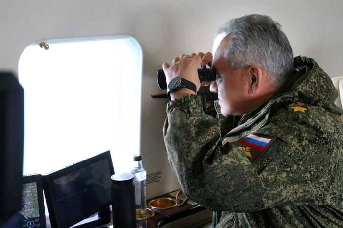 FOTO: AFP / Ministrul de Externe rus, Serghei Shoigu asistă la un exerciţiu militar în Crimeea - 22 aprilie 2021