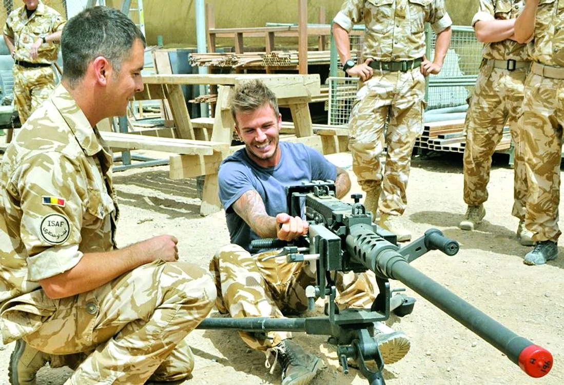 
    Soldaţii români din Afganistan au  dat nas în nas cu celebrul Beckham  