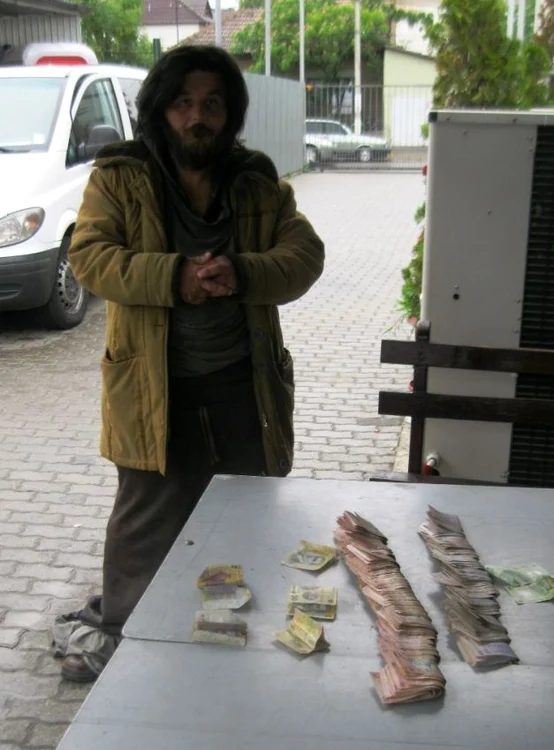 Aproape 4.000 de lei au fost găsiţi asupra lui Ionuţ