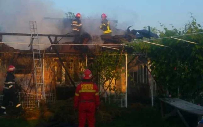 Pompierii au reuşit să stingă incendiul