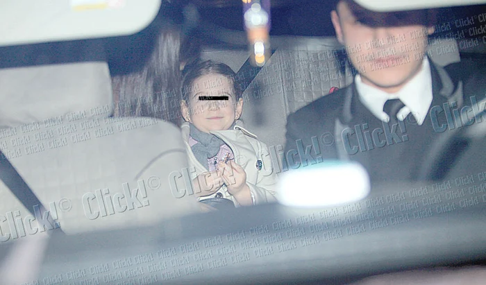 Irina şi Monica ies fericite  de la petrecerea care a  avut loc la piscina „World  Class Center” din Pipera