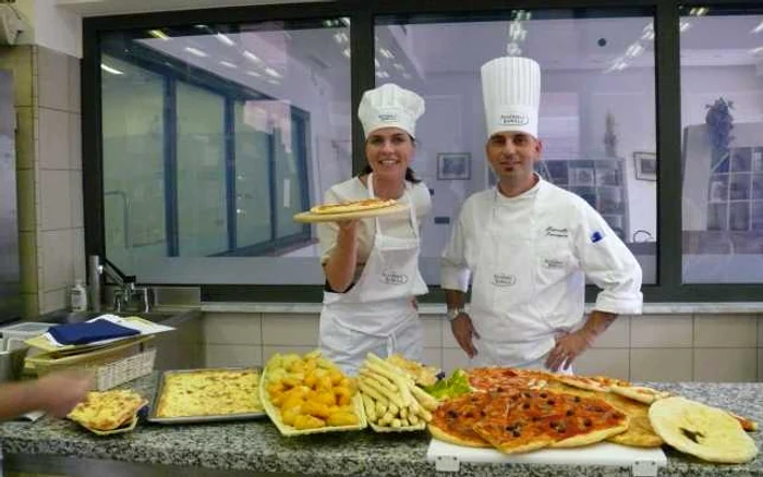 Aida Parascan, câştigătoarea celui de-al doilea titlu Masterchef România, alături de cheful italian Zaccaria