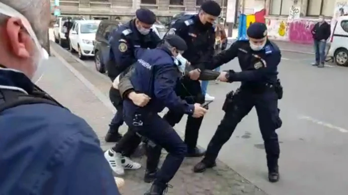 Un tânăr a fost extras dintr-o mulţime ce protestează în centrul Bucureştiului şi a fost urcat în dubă Foto: Aleph News