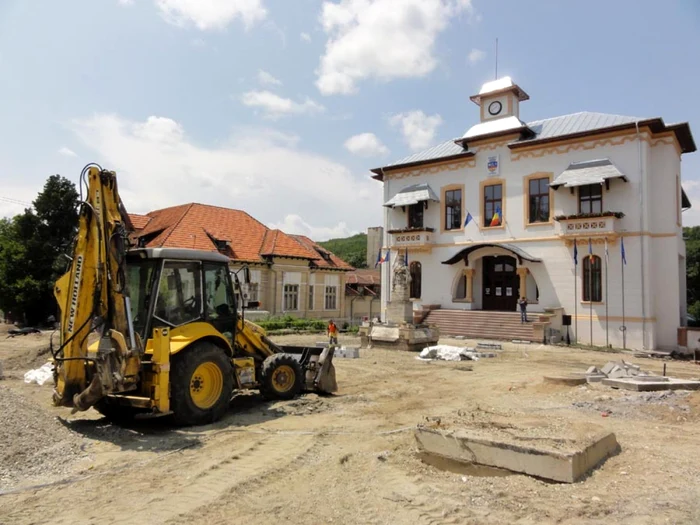 Zona din faţa sediului Primăriei Slatina este total de nerecunoscut în aceste zile... (FOTO: Mugurel Manea)