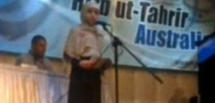 Ruqaya filmată în timpul discursului în care-şi mărturiseşte dragostea pentru Jihad FOTO: Daily Mail