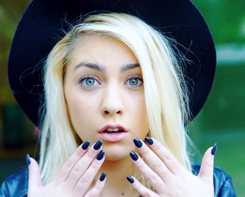 Jo a devenit cunoscută după ce a participat la X-Factor