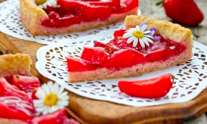 Tarta cu capsuni  Sursa foto shutterstock 436047028 jpg