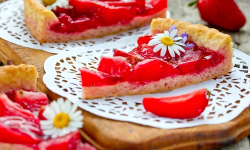 Tarta cu capsuni  Sursa foto shutterstock 436047028 jpg