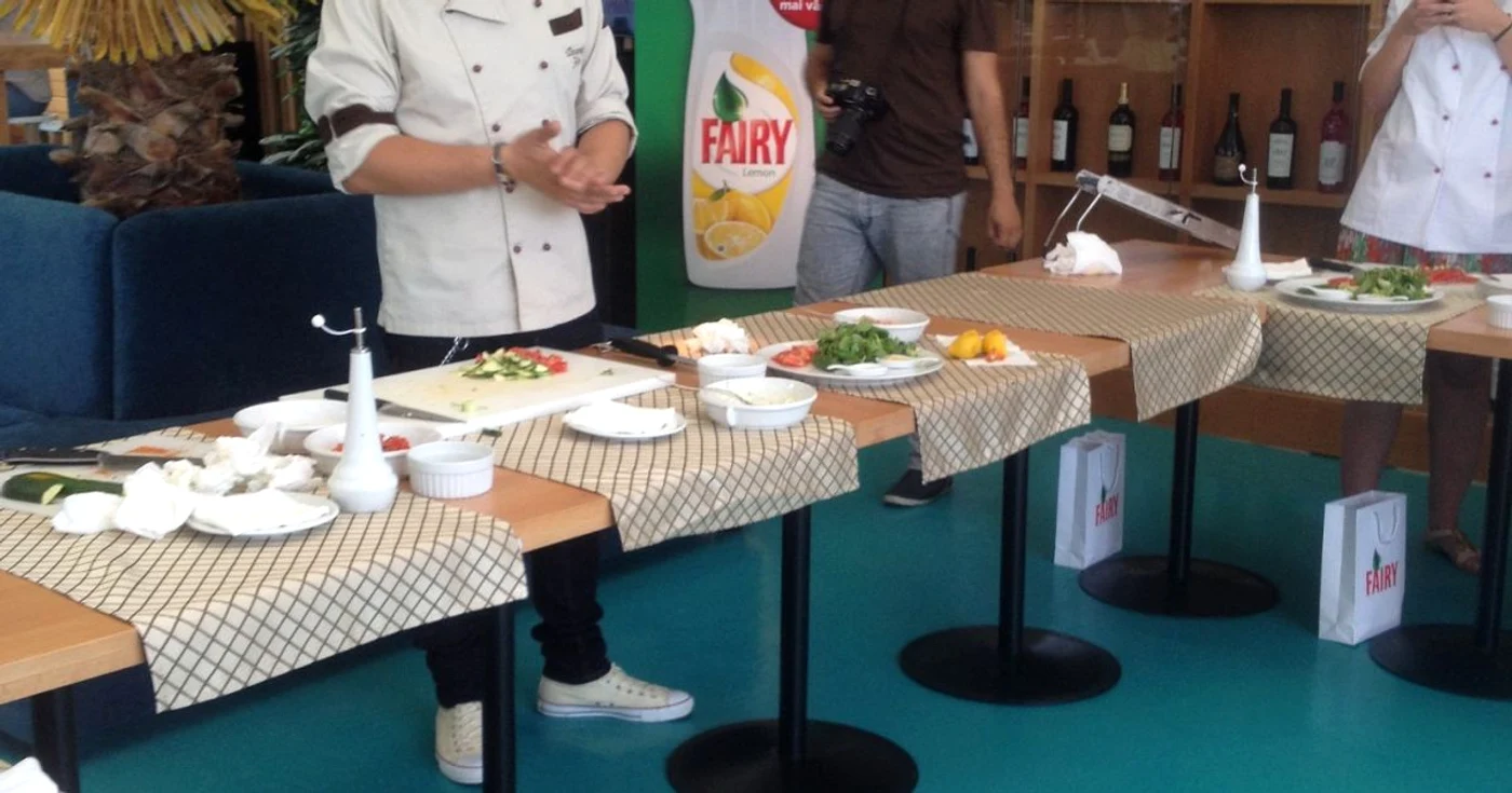 Fostul jurat Masterchef la masa de gătit, împărtăşind cu jurnaliştii din secretele sale