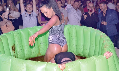 Spre deliciul bărbaţilor,  bruneta a lins ceva  ciocolată de pe sânii Simonei (FOTOGRAFII: PRINCESS) jpeg