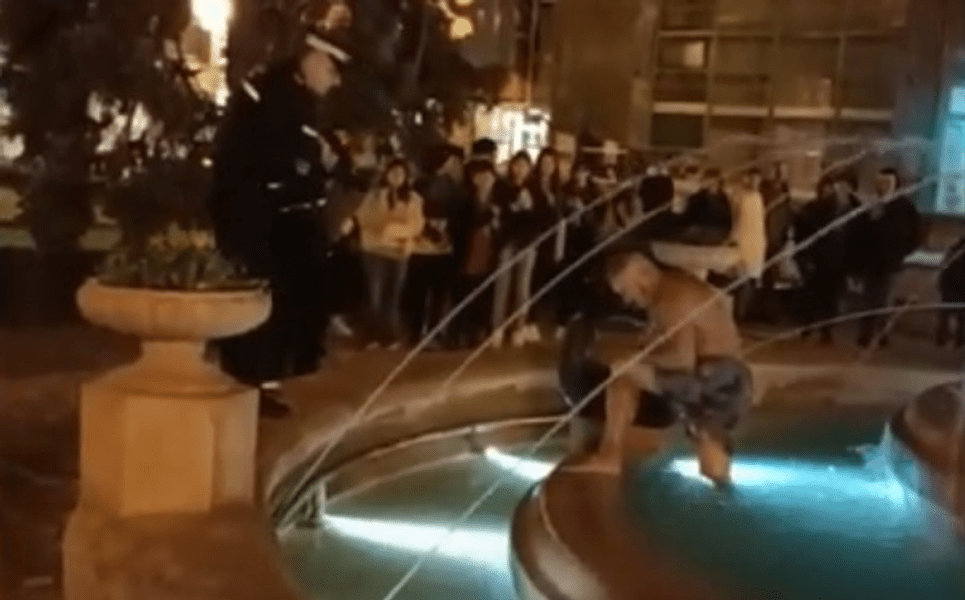 Un bărbat a făcut baie în Fântâna cu Pești din Timișoara. A fost scos de polițiști și dus la Psihiatrie VIDEO 