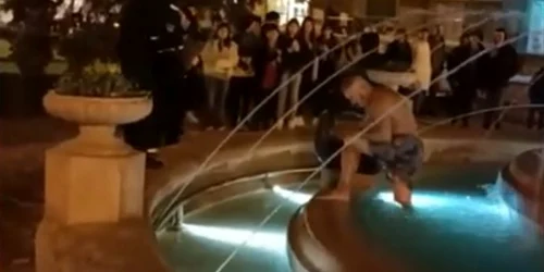 Baie în Fântâna cu Pești FOTO captură video