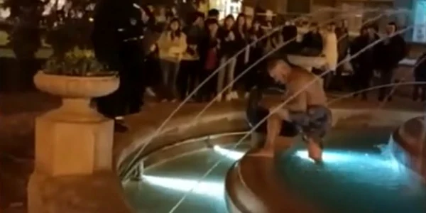 Baie în Fântâna cu Pești FOTO captură video
