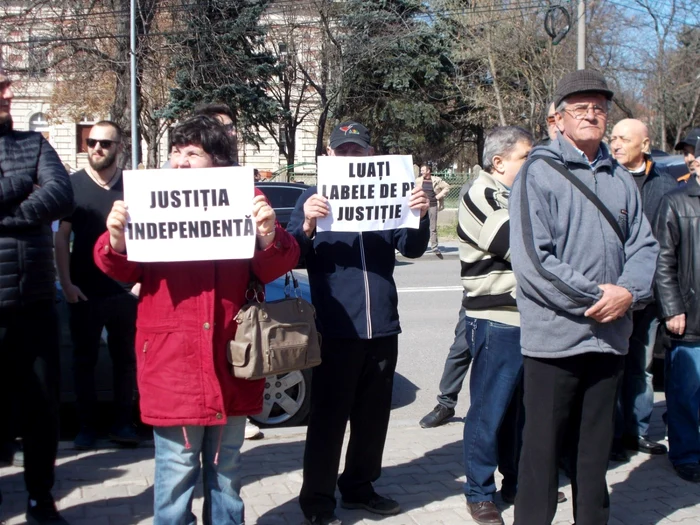 Un grup de protestatori l-a întâmpinat cu huiduieli pe Dragnea la Călăraşi FOTO I.S.