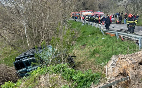 O mașină a căzut într-o râpă. FOTO ISU Sibiu