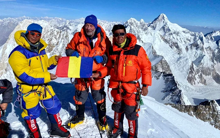 Adrian Laza (în centrul imaginii), pe un vârf himalayan FOTO Ina Laza