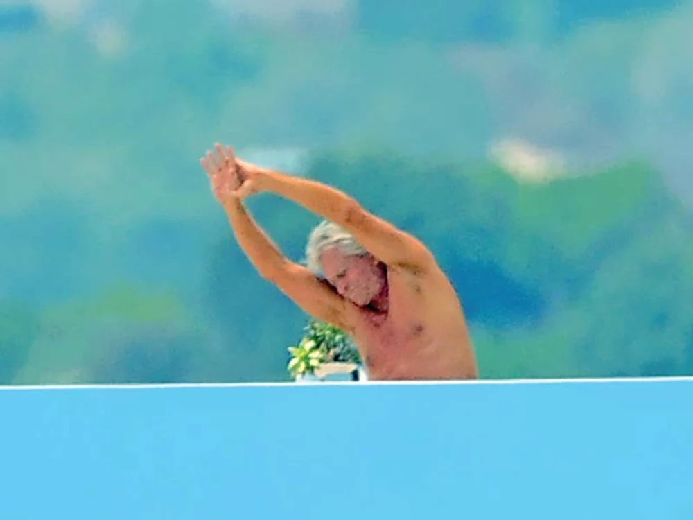 Îşi antrenează muşchii prin  gimnastică…