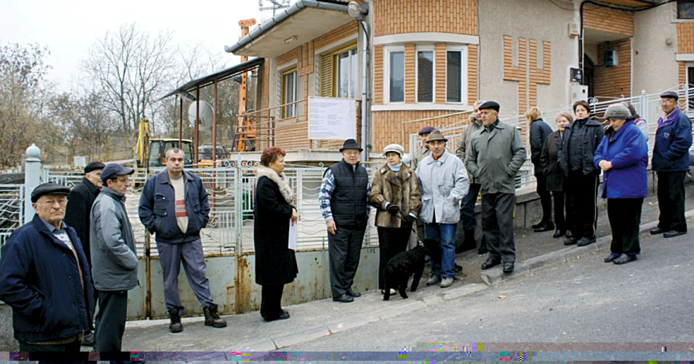 Cei care locuiesc pe strada Livezii sunt nemulţumiţi de construcţia turnului cu antene