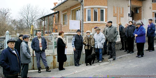 Cei care locuiesc pe strada Livezii sunt nemulţumiţi de construcţia turnului cu antene