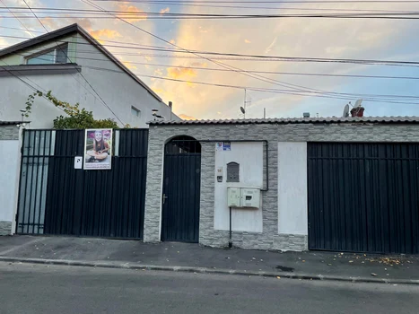 Mama barmaniței de la Colectiv a ales să își pună pe poartă chipul fiicei sale decedate / Sursă: Click!